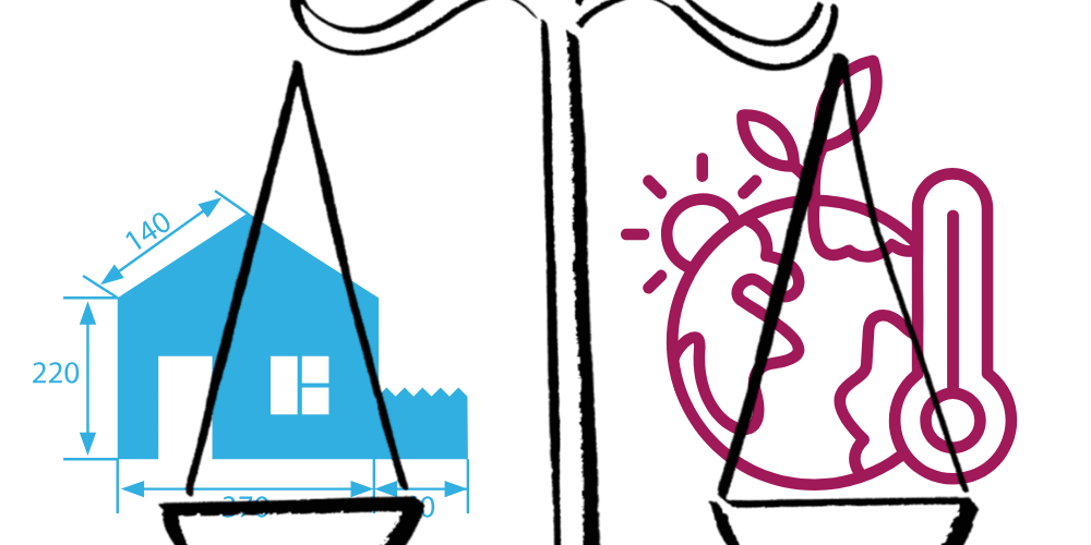 Weegschaal met ene kant tekening nieuwbouw andere kant symbool klimaat met daarbij potlood van verkiezingen